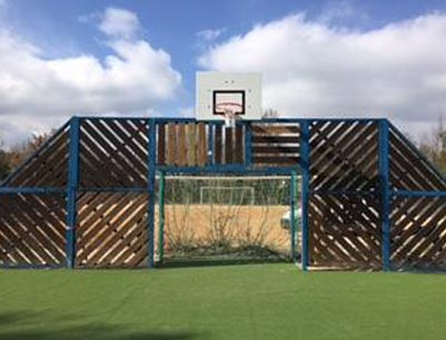 Panier et terrain de basket