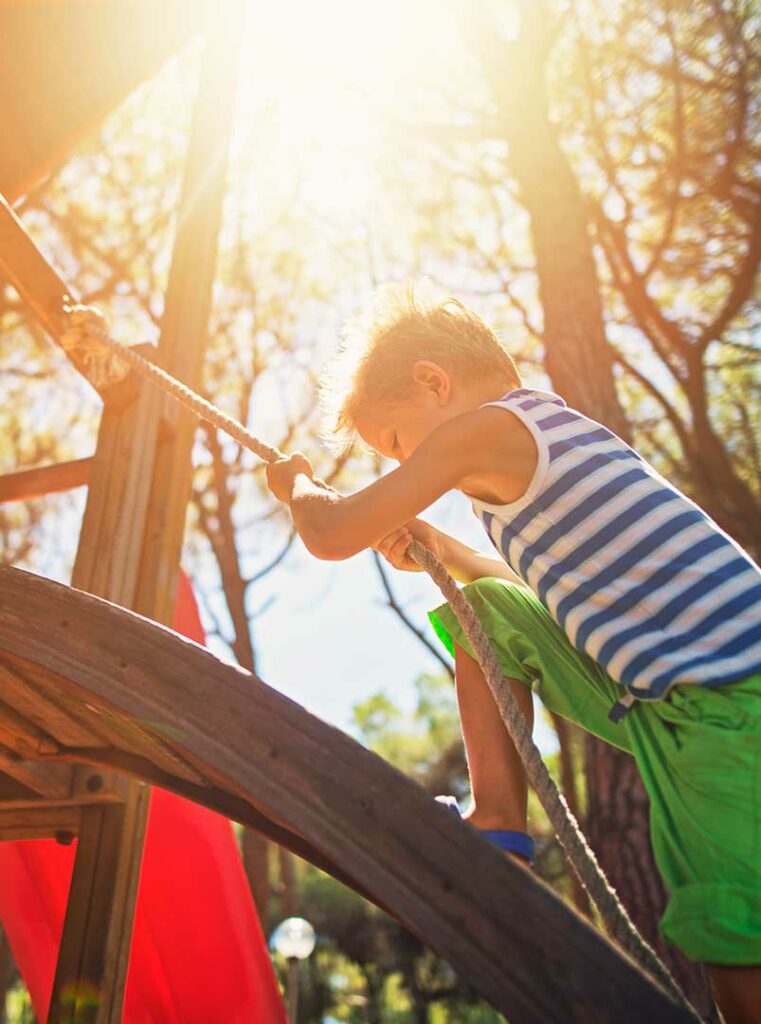 enfant sur une aire de jeu Auditech